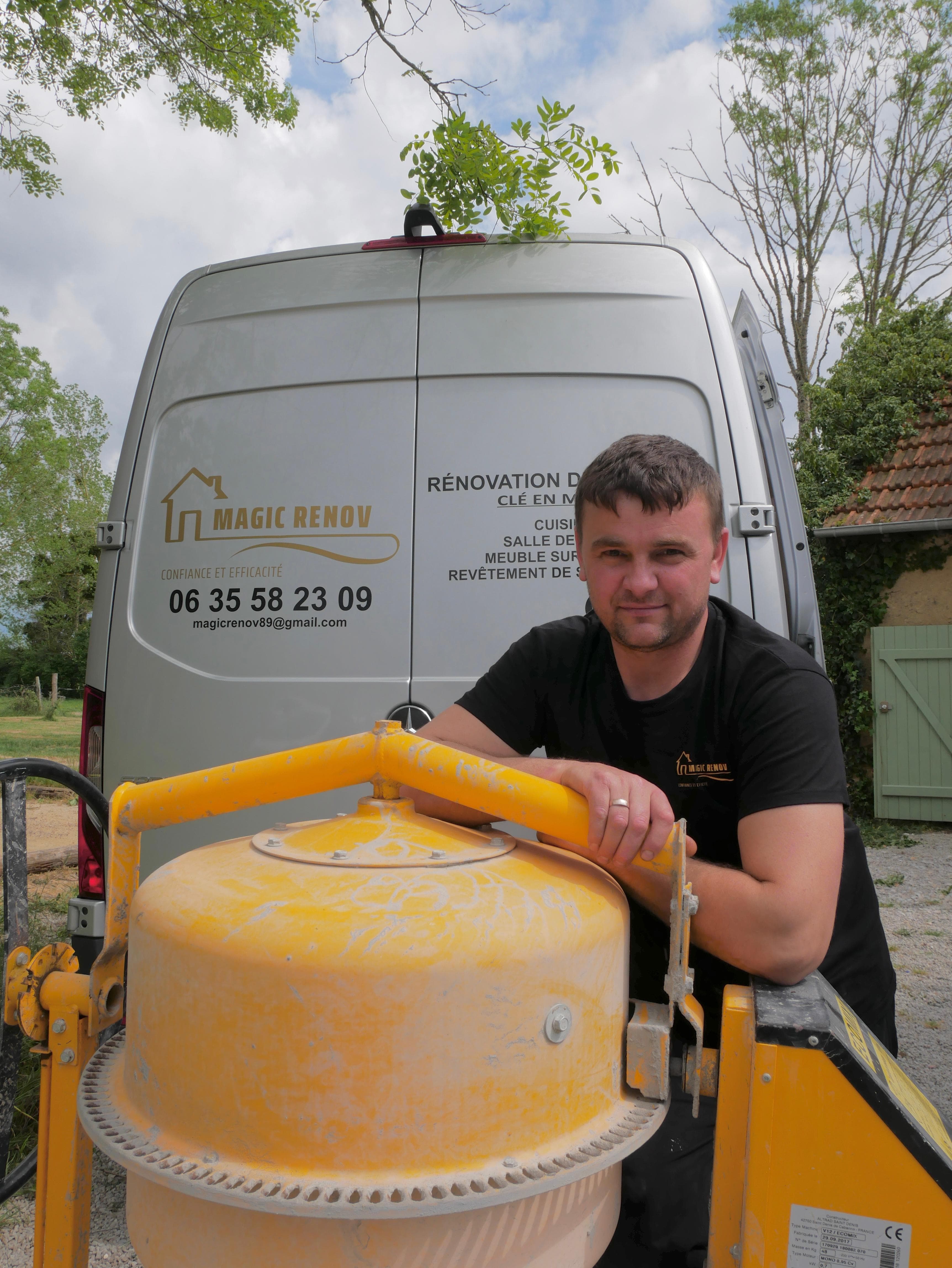 Gabriel devant le camion